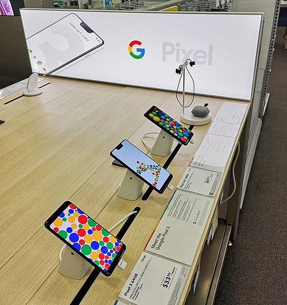File:Pixel 3 と Pixel 3 XL を初触。本体をギュッと握ると Google Assistant が立ち上がるのがおもしろい。 ワシントンDC (44519013945).jpg