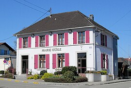 The town hall and school in Hecken