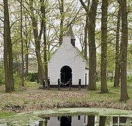 Overzicht kapel gezien vanaf de andere kant van het water - Hoogeloon