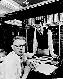 MANIAC project leader Nicholas Metropolis (standing) and the MANIAC's chief engineer Jim Richardson in 1953.