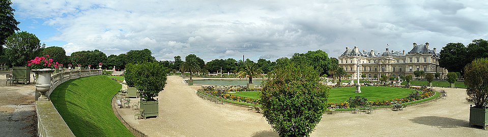 Panorama of the palace and its gardens