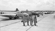 Israeli fighter pilots in front of their Gloster Meteor F.8 jets of 117 Squa­dron in 1953 or somewhat later