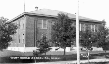 Postcard of the Roseau County Courthouse