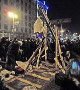 A modern improvised trebuchet erected by rioters in Hrushevskoho Street, Kyiv, in 2014, with the counterweight used to operate it visible