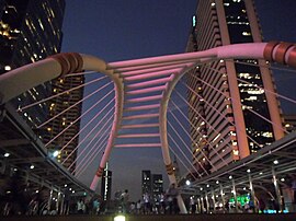 Chong Nonsi Skywalk, linkage point between Silom Line and BRT.